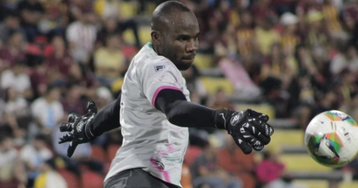 Mira el error en Santa Fe que casi termina en gol de Tolima